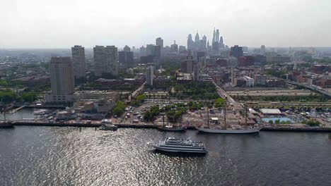 Drohnenvideo-Von-Booten-Im-Wasser-Bei-Penns-Landing-In-Philadelphia