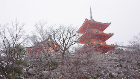 copos de nieve cayendo sobre el templo de kyoto, kiyomizu dera, el templo del agua, en japón