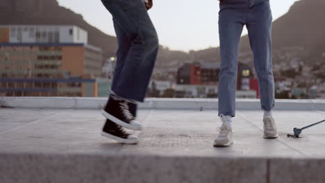 amigos, techo y pareja de la ciudad bailando con vista