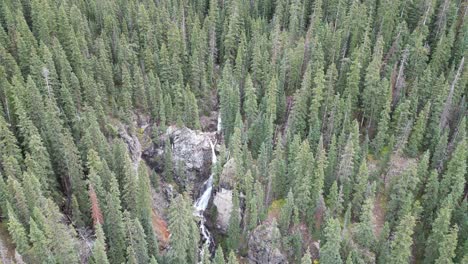 Majestätischer-Wasserfall-In-Einem-Wald