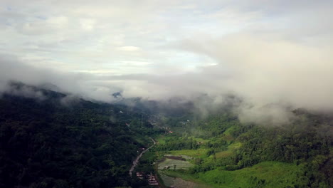 vista aérea volando a través de la mañana lluvia cubierta de nubes selva tropical paisaje montañoso durante la temporada de lluvias en el parque nacional reservado de la montaña doi phuka el norte de tailandia