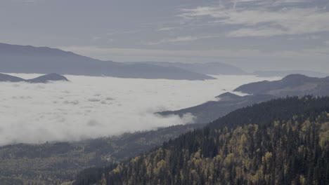 Sinfonía-De-Montaña:-Mirada-Aérea-A-Través-De-Valles-Cargados-De-Nubes-Y-Bosques-Otoñales