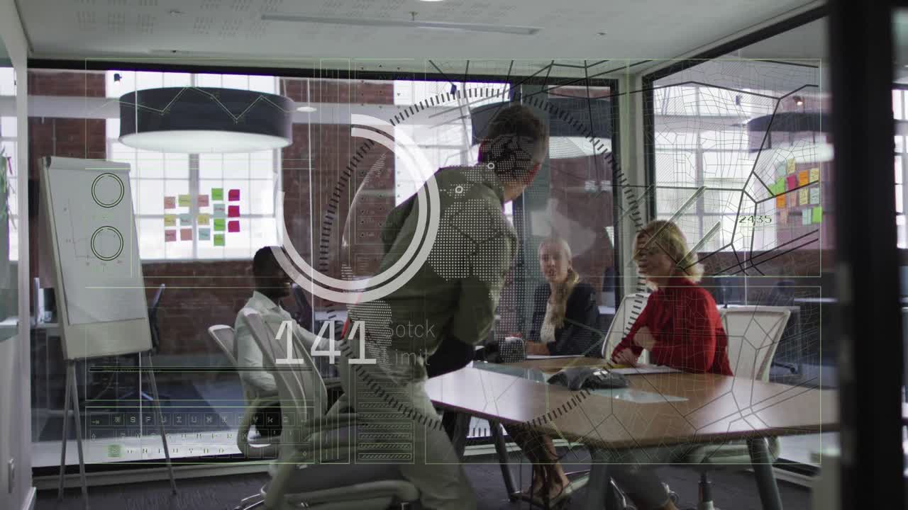 animación de procesamiento de datos contra un hombre asiático sentado en una reunión con sus colegas en la oficina