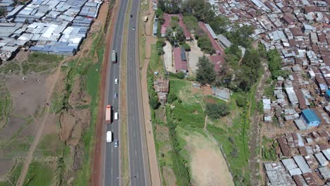 Highway-crossing-the-Kibera-slum,-in-Nairobi