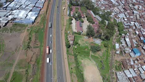 carretera que cruza el barrio marginal de kibera, en nairobi