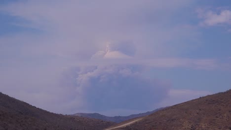 Una-Toma-De-Timelapse-De-Humo-Que-Se-Eleva-En-Una-Enorme-Nube-En-Forma-De-Hongo-Mientras-Un-Incendio-Forestal-Se-Desata