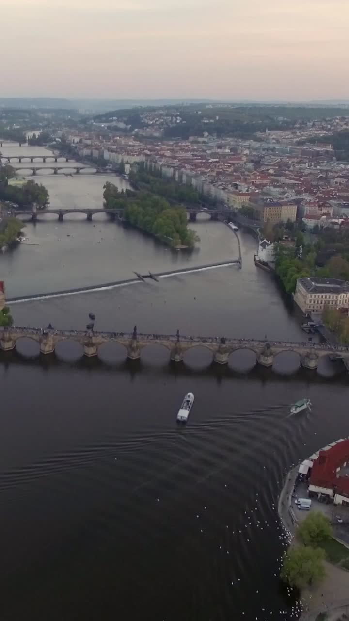 Veduta aerea del paesaggio urbano di Praga con il Ponte Carlo e il fiume Moldava