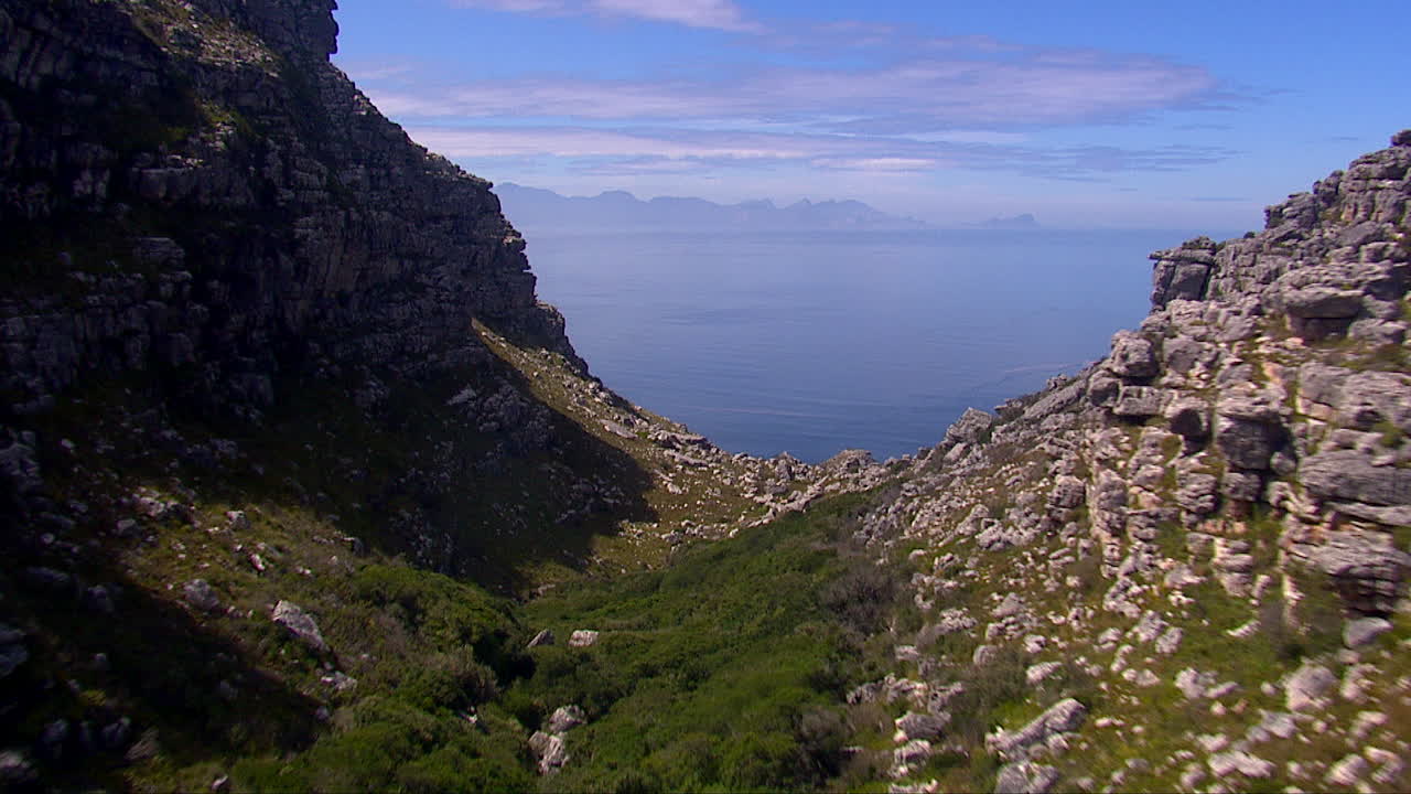 Volando sopra le montagne, rivelando False Bay.