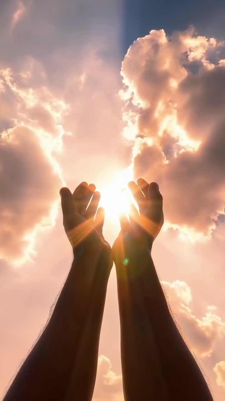 Angolazione verso l’alto che cattura mani che si protendono verso il sole, creando un concetto video che infonde speranza
