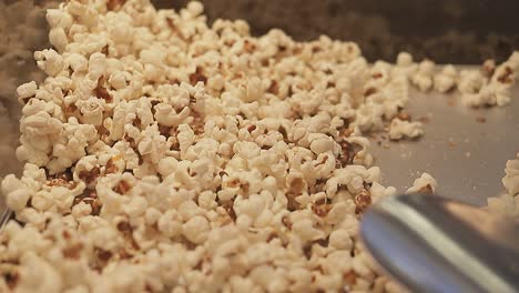 Frisches-Popcorn,-Hergestellt-In-Einer-Industriellen-Popcornmaschine