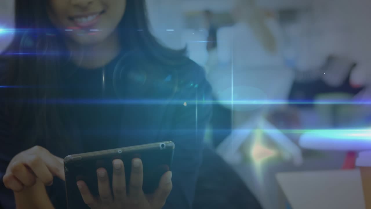 Animazione di punti connessi con bagliore dell'obiettivo su una donna che usa un tablet digitale a casa.