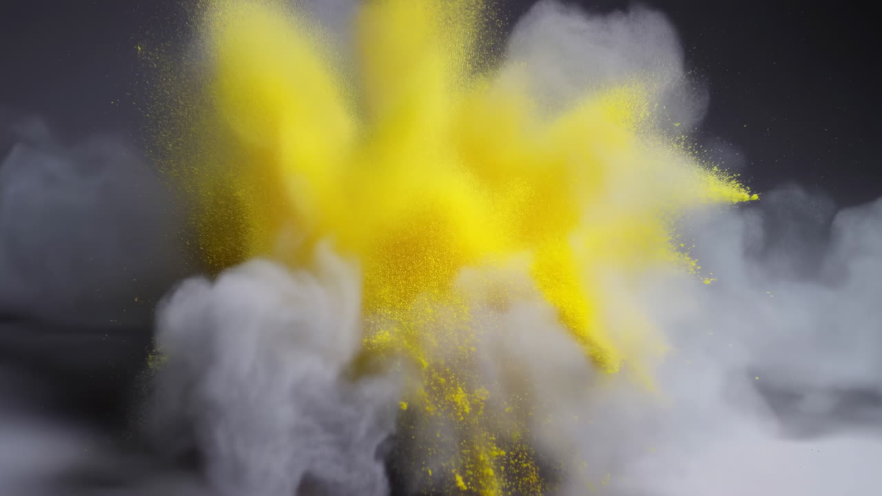 Polvere gialla vibrante esplode in nuvole di fumo, densa colonna di pigmento e particelle sospese catturate.