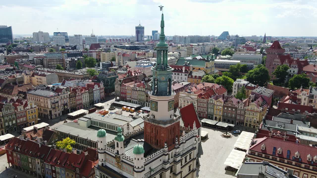 포자니아의 오래된 도시, 다채로운 집이 있는 역사적인 시장 광장 위의 드론 영상