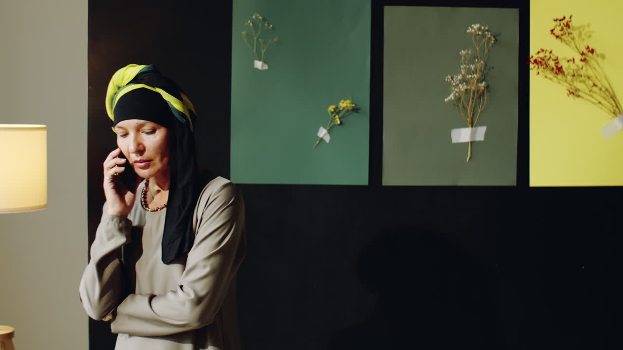 터반 을 입은 여자 가 전화 로 이야기 하고 있다