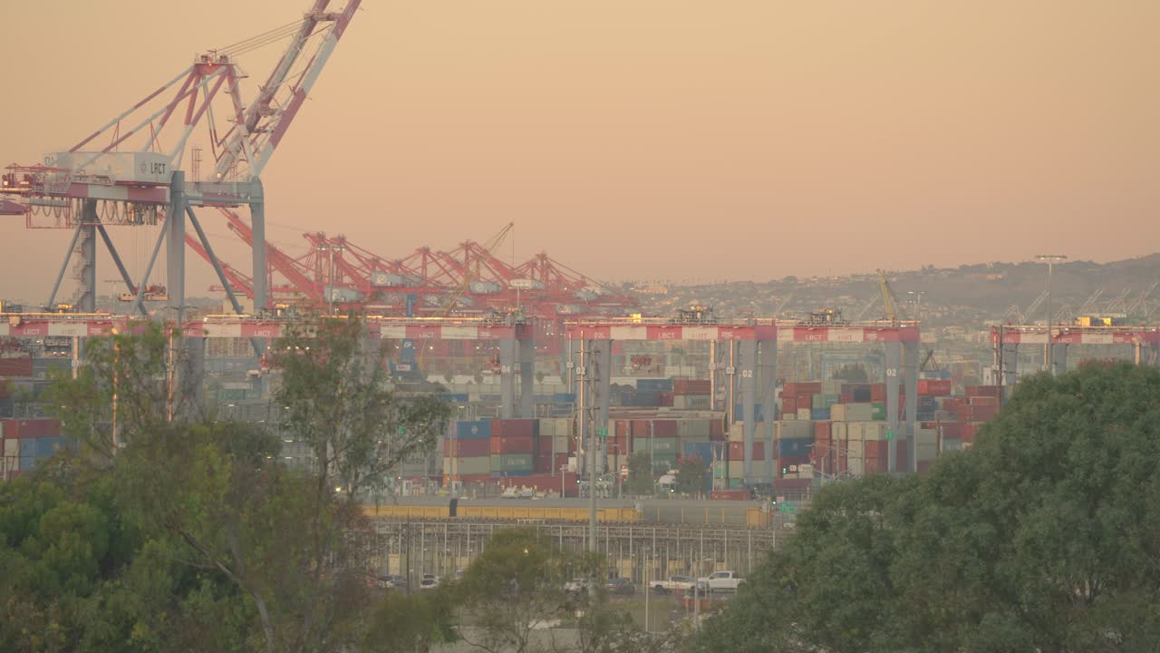 캘리포니아 주 롱비치 (long beach) 에서 해가 지는 동안 크레인과 컨테이너가 있는 바쁜 산업 항구