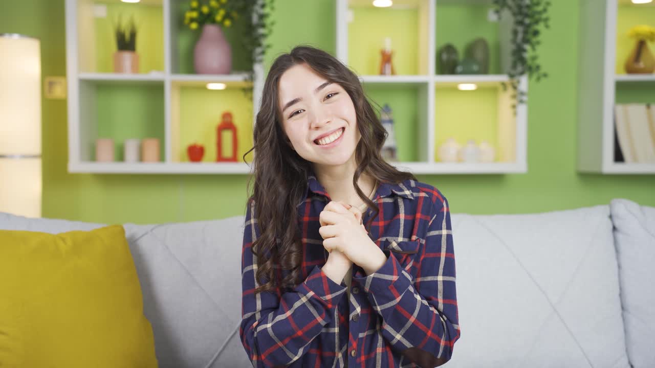 행복한 아시아 젊은 여성이 기 ⁇ 을 경험하고 있습니다.