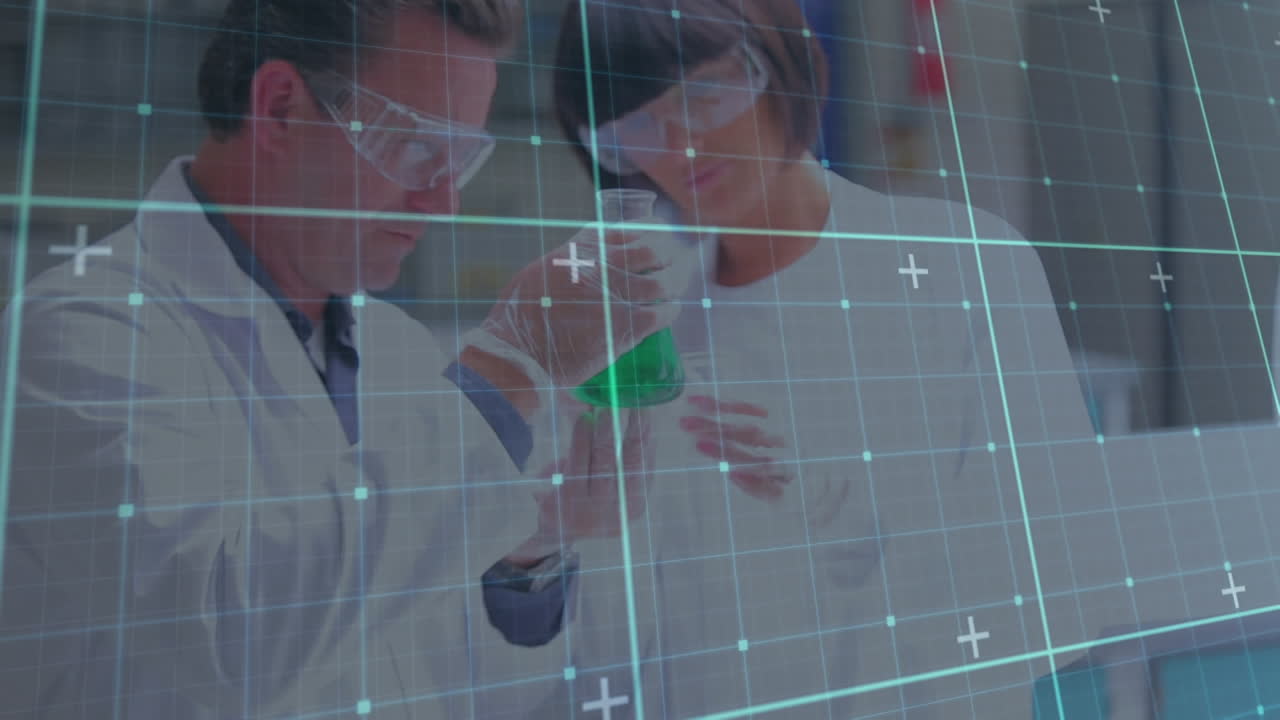 animación del patrón de la cuadrícula sobre los científicos caucásicos discutiendo sobre el líquido en el vaso en el laboratorio