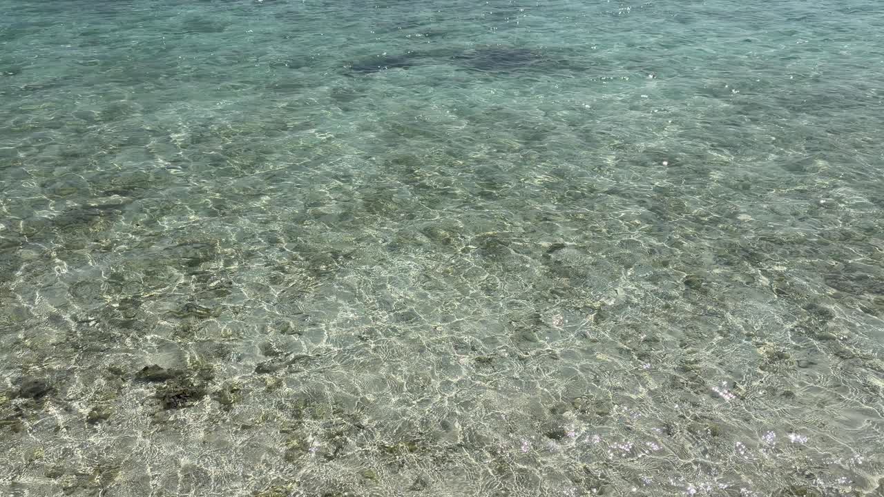 Praia de Hulhumalé, Maldivas, com água azul-turquesa calma e uma ampla faixa de areia branca