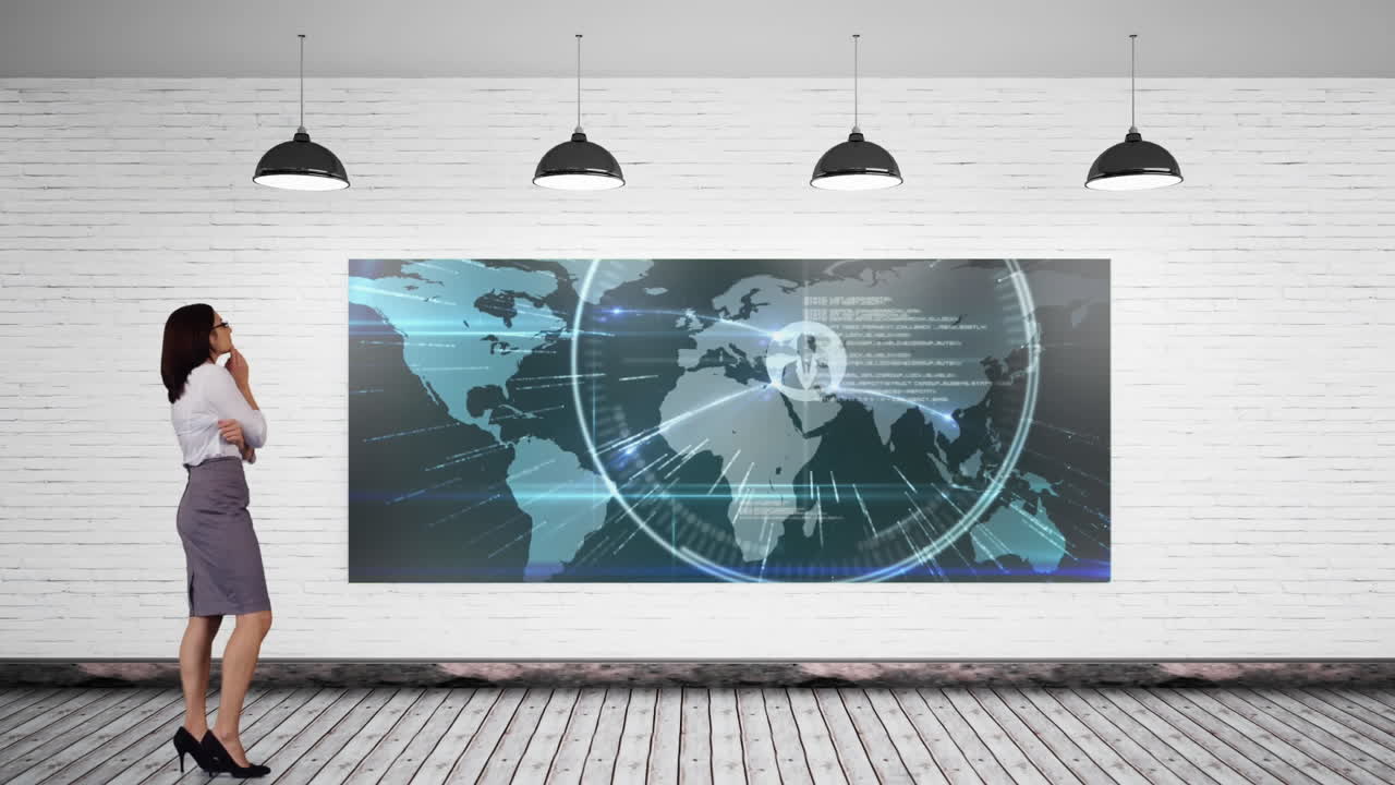 женщина смотрит видео на lcd