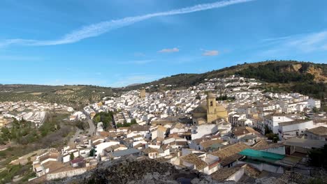 vista panorámica de montefrío en andalucía, españa con la famosa iglesia redonda