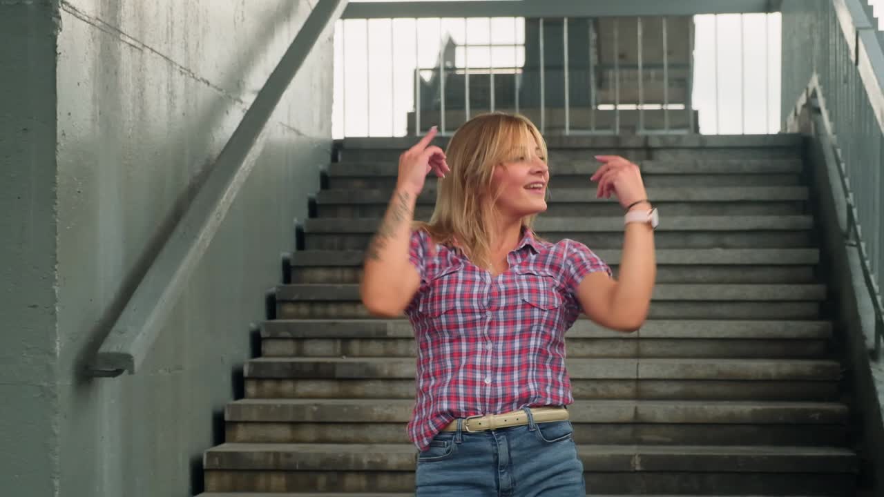 mujer bailando en las escaleras