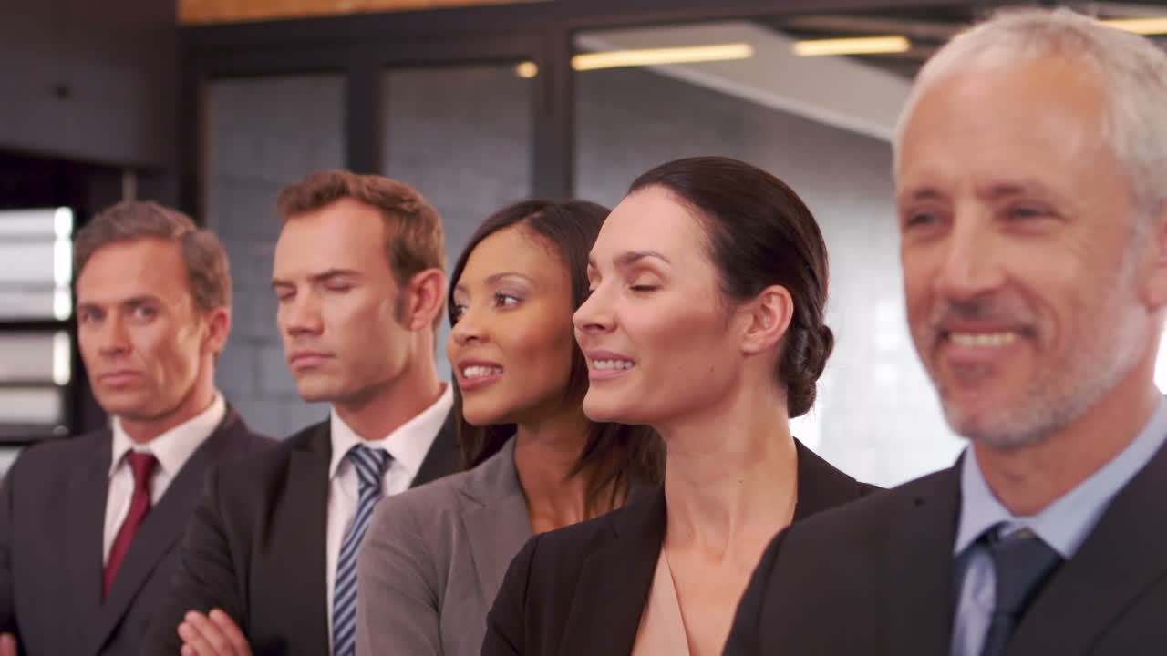 personas de negocios sonrientes posando juntas