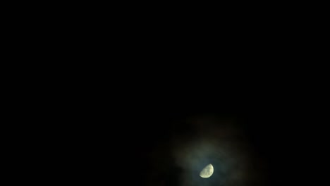 luz de la luna llena y nubes lapso de tiempo