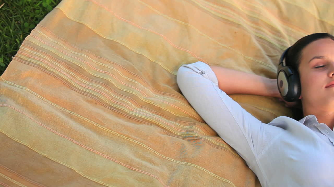 Женщина слушает музыку на открытом воздухе