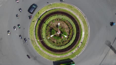 atmósfera de tráfico en una intersección con un círculo de parque en el centro de la ciudad de yogyakarta