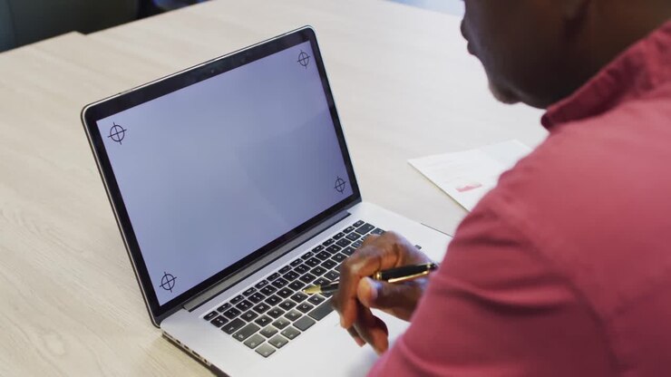 Vidéo d'un homme afro-américain travaillant sur ordinateur portable avec un espace de copie à l'écran.