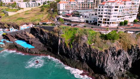 Die-Aufschlussreiche-Aufnahme-Eines-Apartmentkomplexes-Im-Nomaden-Hotspot-Madeira-Vor-Der-Küste-Portugals-Mit-Tiefblauem-Meer-Und-Leuchtenden-Farben-Der-örtlichen-Gebäude-Ist-Sehr-Ansprechend