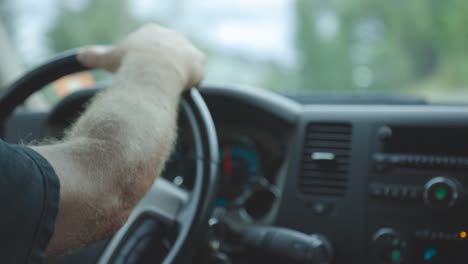 Fahrerhand-Am-Lenkrad-Beim-Autofahren-Auf-Der-Straße---Extreme-Nahaufnahme