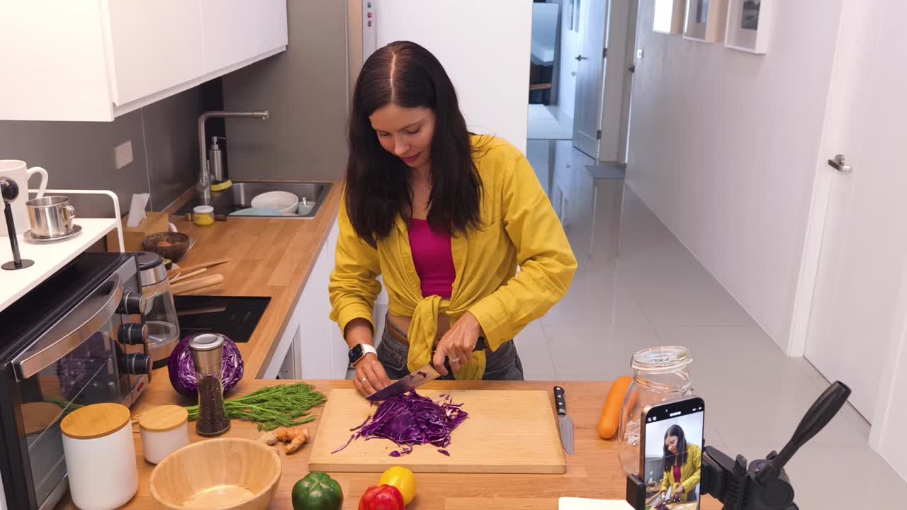mujer cortando repollo rojo para un tutorial de receta saludable