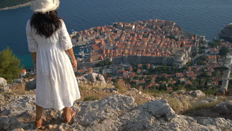 Touristin-Blickt-Auf-Die-Stadt-Dubrovnik-In-Kroatien