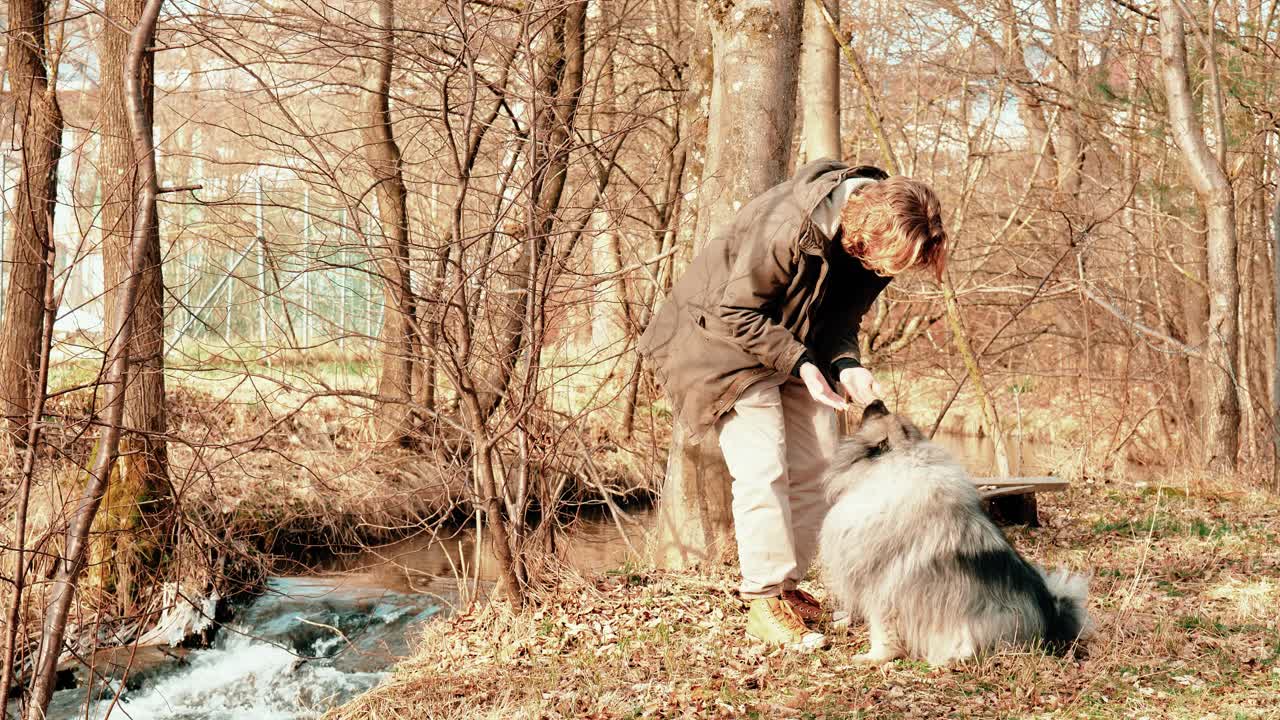 여기 새로운 트릭은 대접으로 집중적으로 연습됩니다.