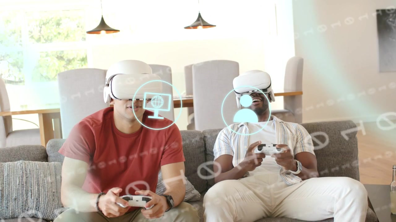 Due uomini premono controller, attivando icone tecnologiche fluttuanti e navigando un'interfaccia VR sul divano.