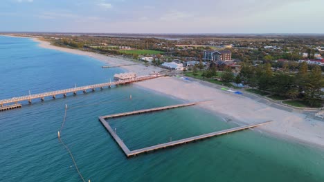 Puesta-De-Sol-Sobre-La-Piscina-Oceánica-Del-Embarcadero-De-Busselton-Mientras-Un-Dron-Recorre-Lentamente