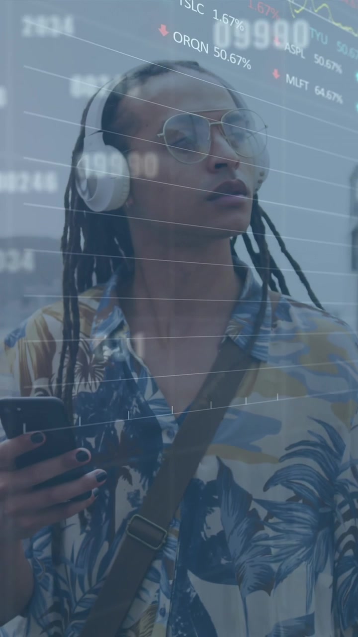 Animation af aktiemarkedsdata i behandling, med en mand der bruger smartphone på gaden.
