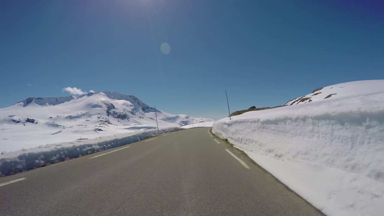 노르웨이 도로에서 차를 운전하다