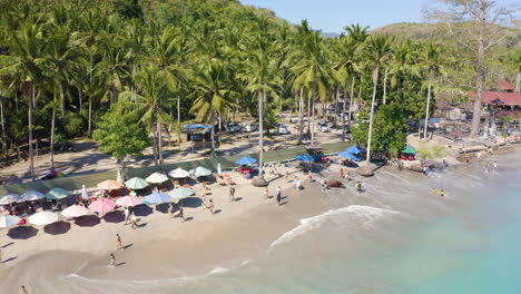 cerca del paso elevado de la hermosa playa de crystal bay, bali, indonesia, en nusa penida