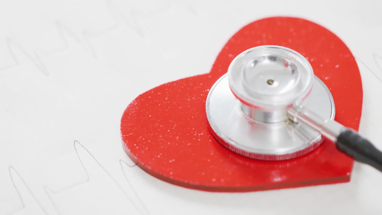 하 ⁇  배경 에 있는 심장 과 스테토스코프 의 클로즈업 영상