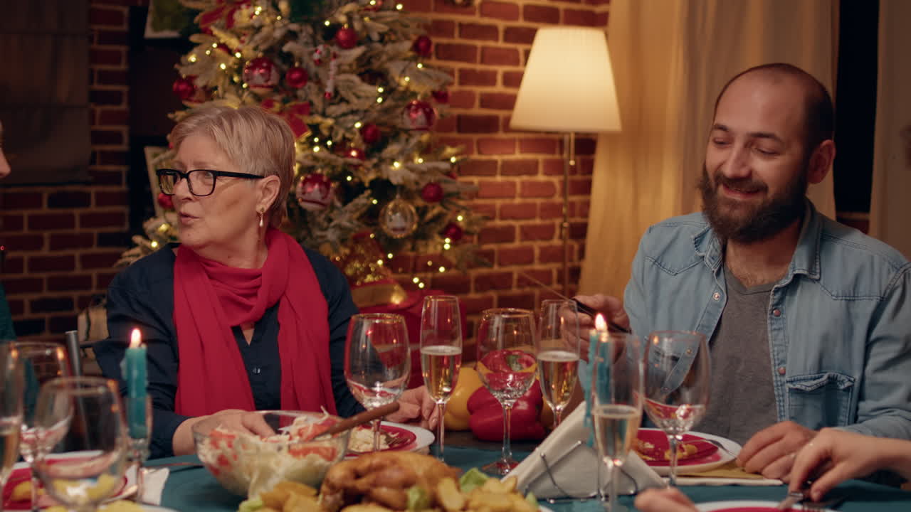 celebración de la cena de navidad en familia