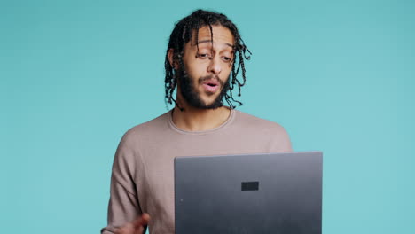 persona feliz que se une a su cónyuge usando un cuaderno para celebrar videoconferencias, estudio