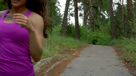 mujer corriendo en un bosque