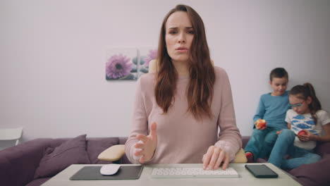 madre de negocios leyendo noticias en línea. madre freelance trabajando en casa