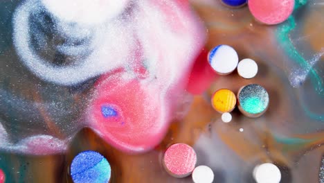 tabletas de color solubles que se disuelven para crear tinta líquida en el arte abstracto