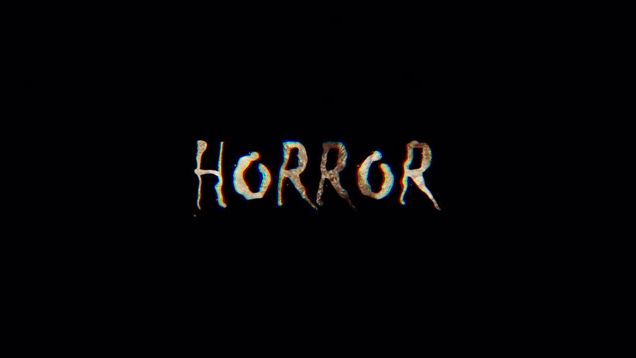 Testo della parola "Horror" in fiamme. L'illuminazione dorata e brillante della parola "Horror" in animazione loop promuove un concetto pubblicitario isolato utilizzando QuickTime Alpha Channel ProRes 4444
