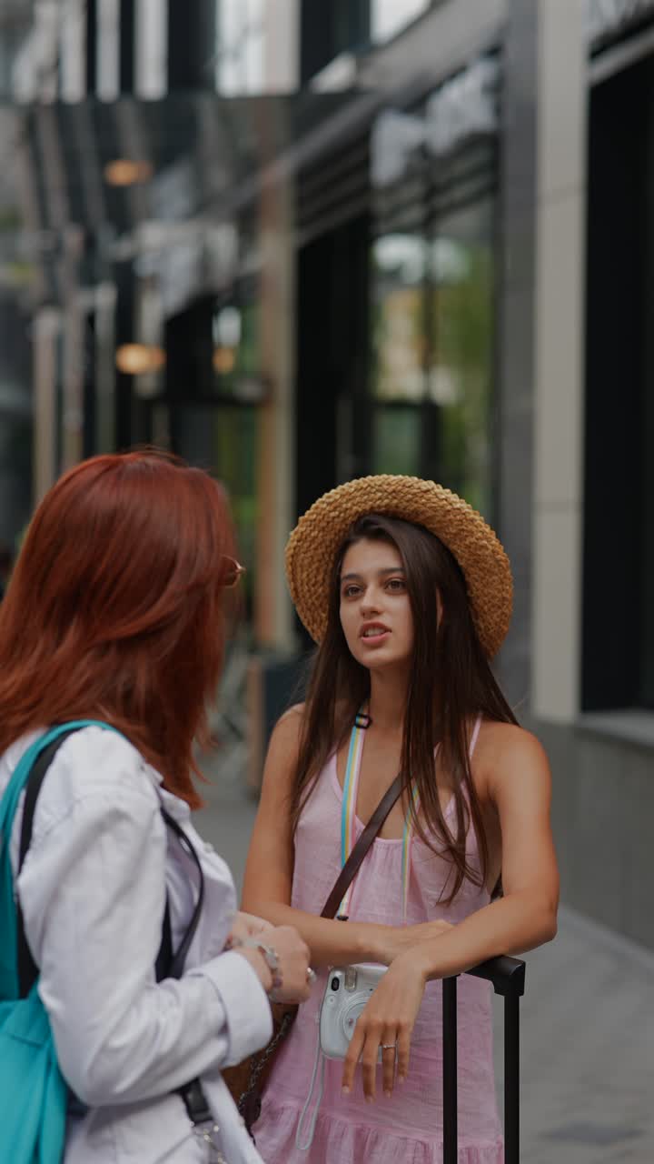 dos mujeres hablando en la calle.