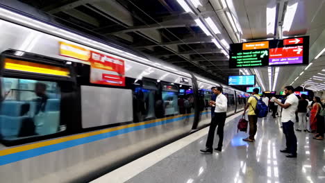 escena de la estación de metro