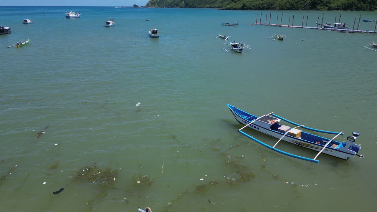 인도네시아의 남 롬복 해안선에 많은 배가 있습니다.